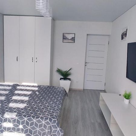 Large Apartment Near The Airport And City Center Chisinau Bagian luar foto