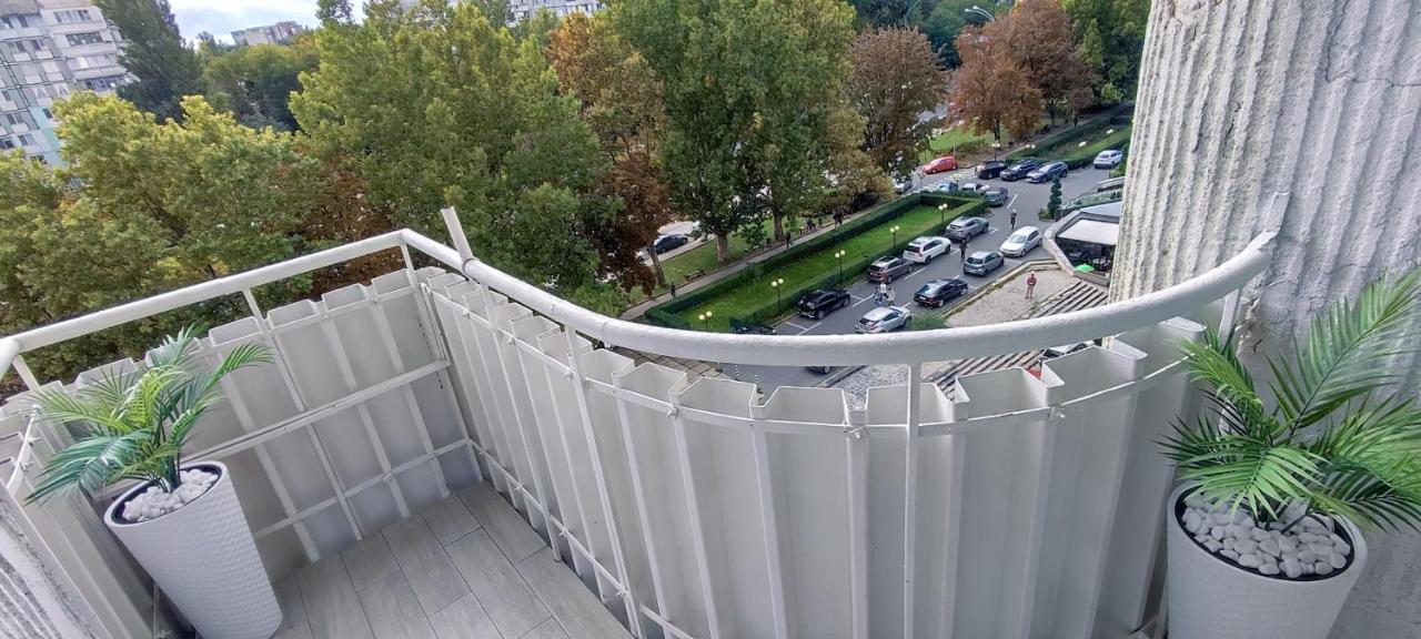 Large Apartment Near The Airport And City Center Chisinau Bagian luar foto